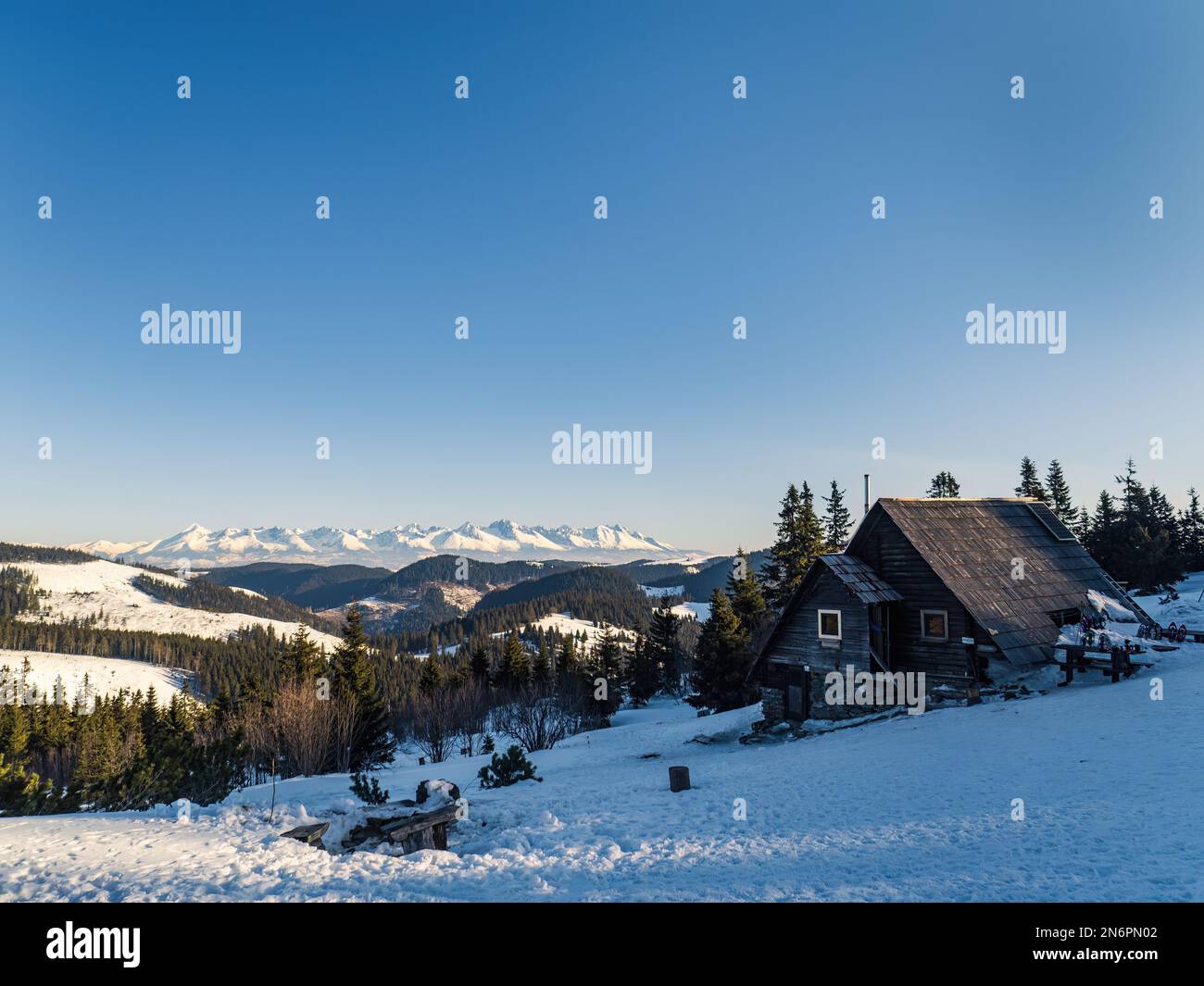 Berghütte Andrejcova in der Niedertadschas Slowakei am Morgen mit klarem Himmel im Winter mit schneebedeckten Wäldern Stockfoto