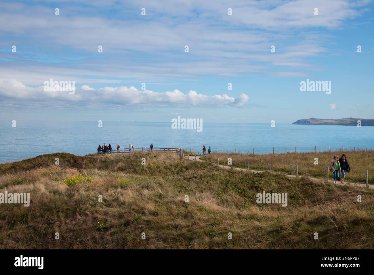 Ein Aussichtspunkt an der normandischen Küste mit Menschen Stockfoto