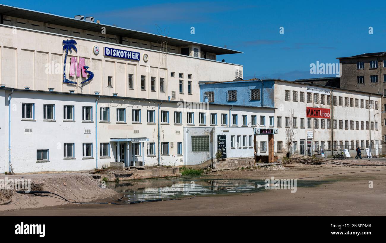 Alte Und Modernisierte Wohnblöcke In Prora, Rügen, Mecklenburg-Vorpommern, Deutschland Stockfoto