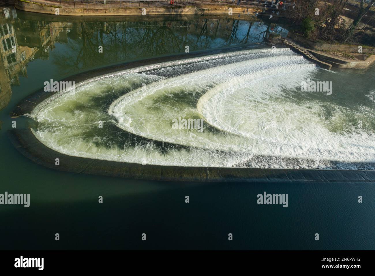 Das Wehr des Flusses Avon an der Pulteney Bridge, Bath, Somerset Stockfoto