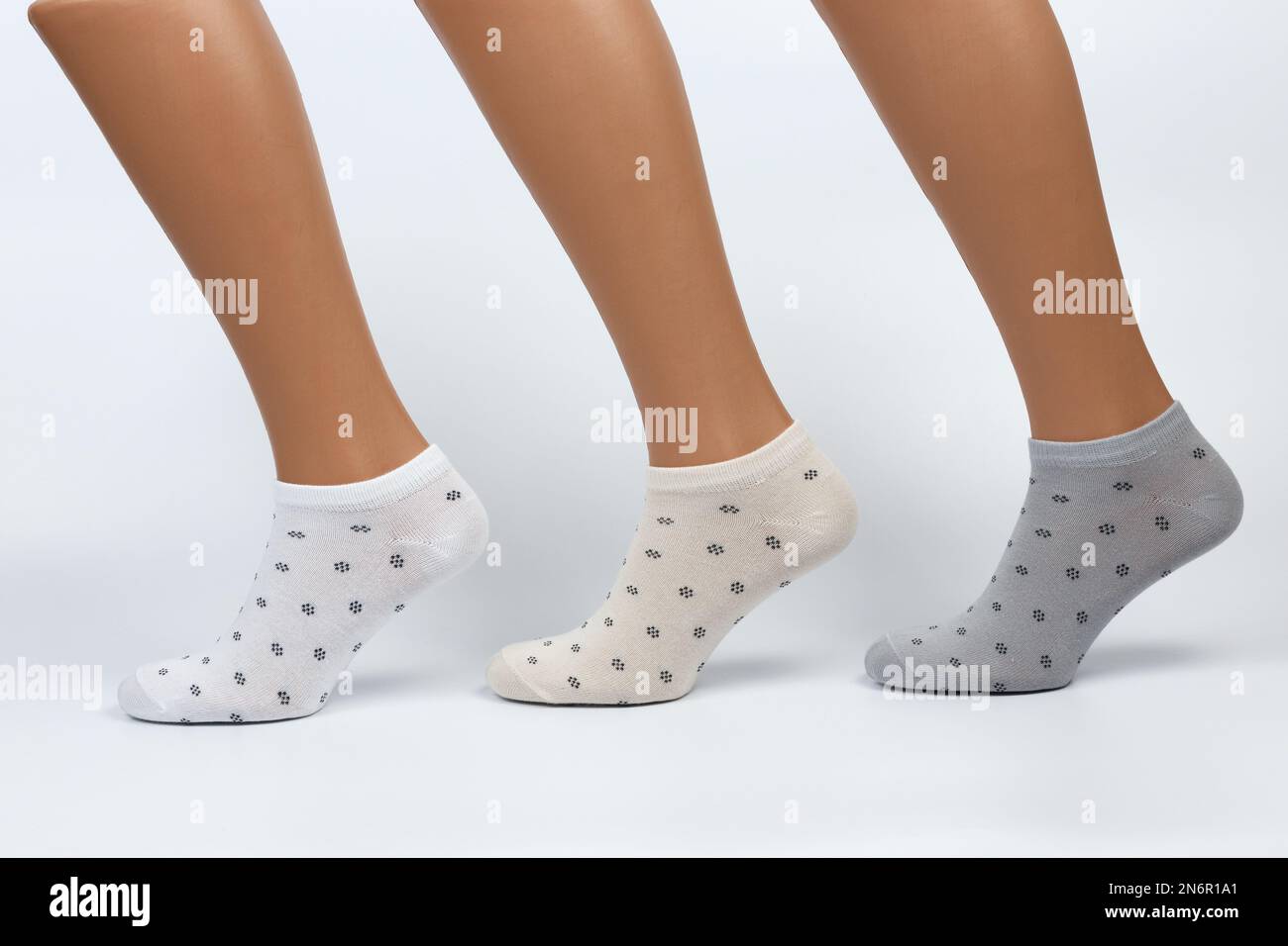 Socken am Bein. Socken auf weißem Hintergrund. Stockfoto