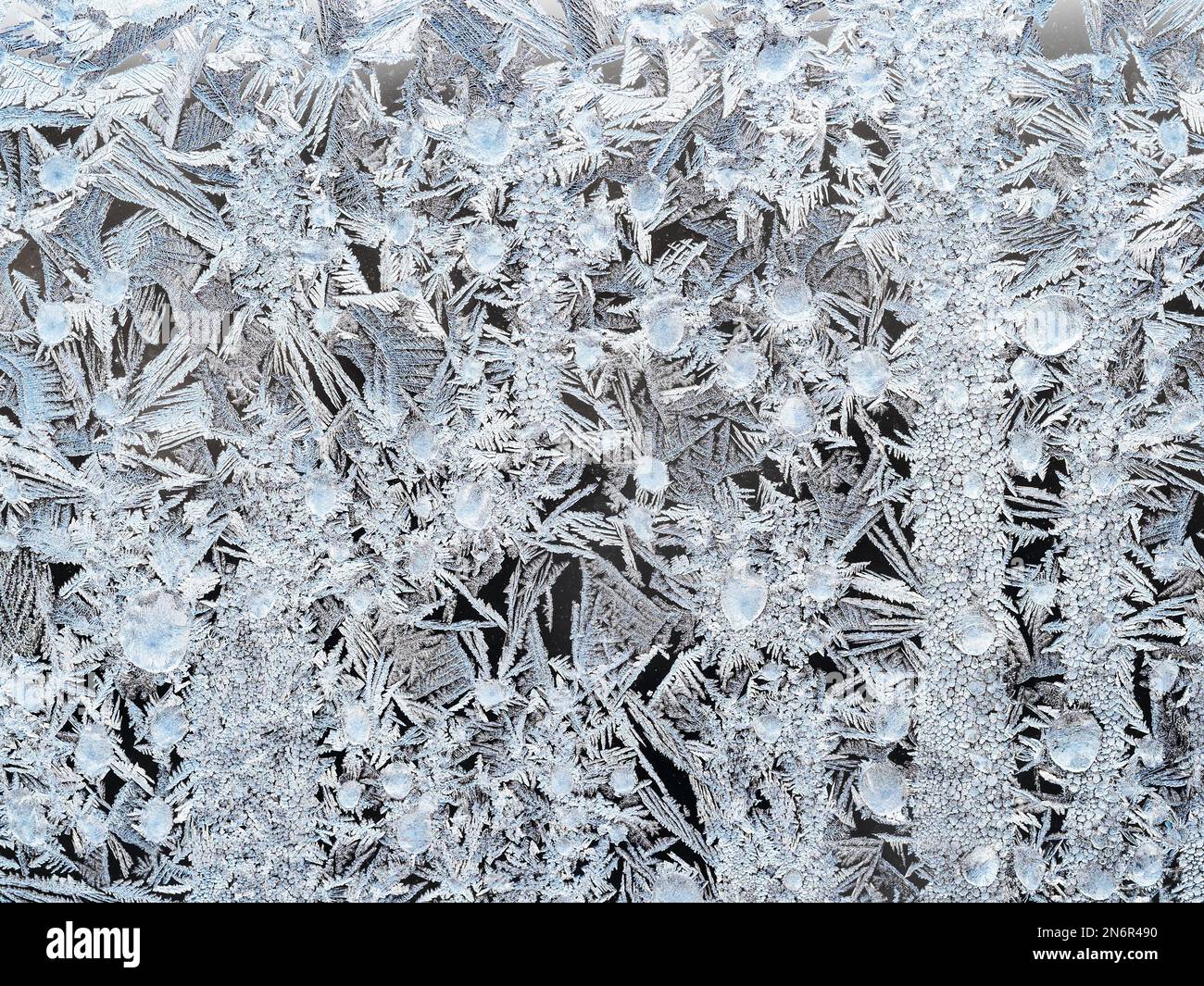 Froststruktur auf Fensterglasverschlüssen am kalten Wintertag Stockfoto