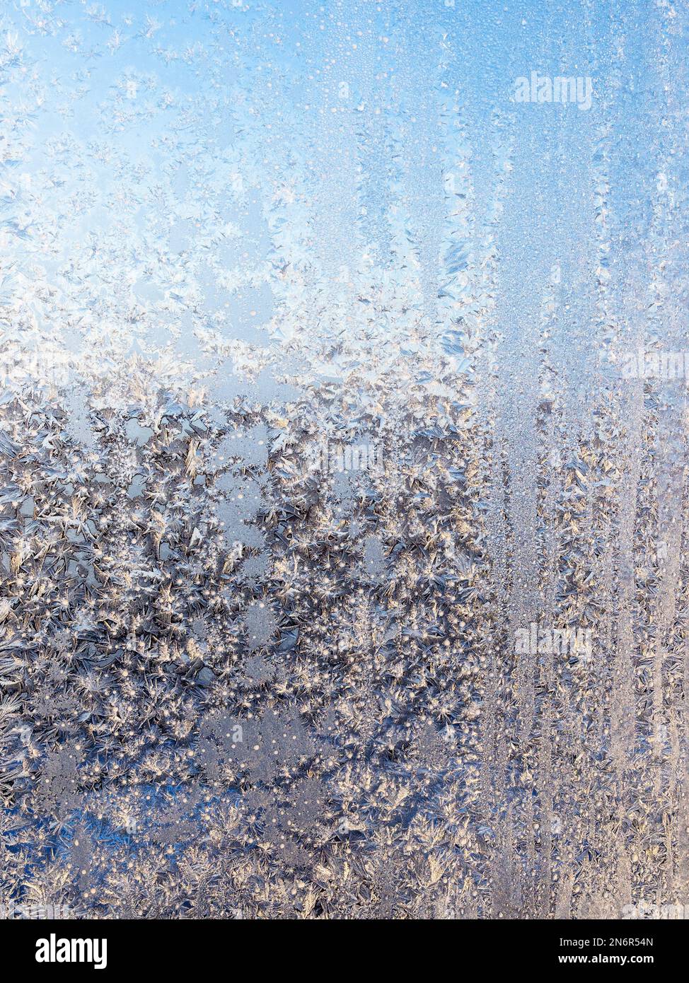 Frost von der Sonne auf dem Heimfenster Glas an kalten, sonnigen Wintertag Stockfoto