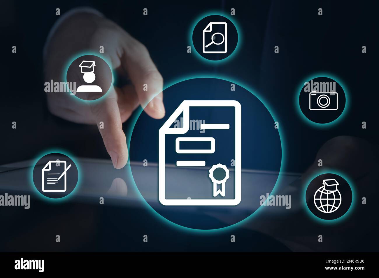 Online-Lernkonzept. Diplom mit anderen Symbolen im Vordergrund und Mann mit Tablet, Nahaufnahme Stockfoto