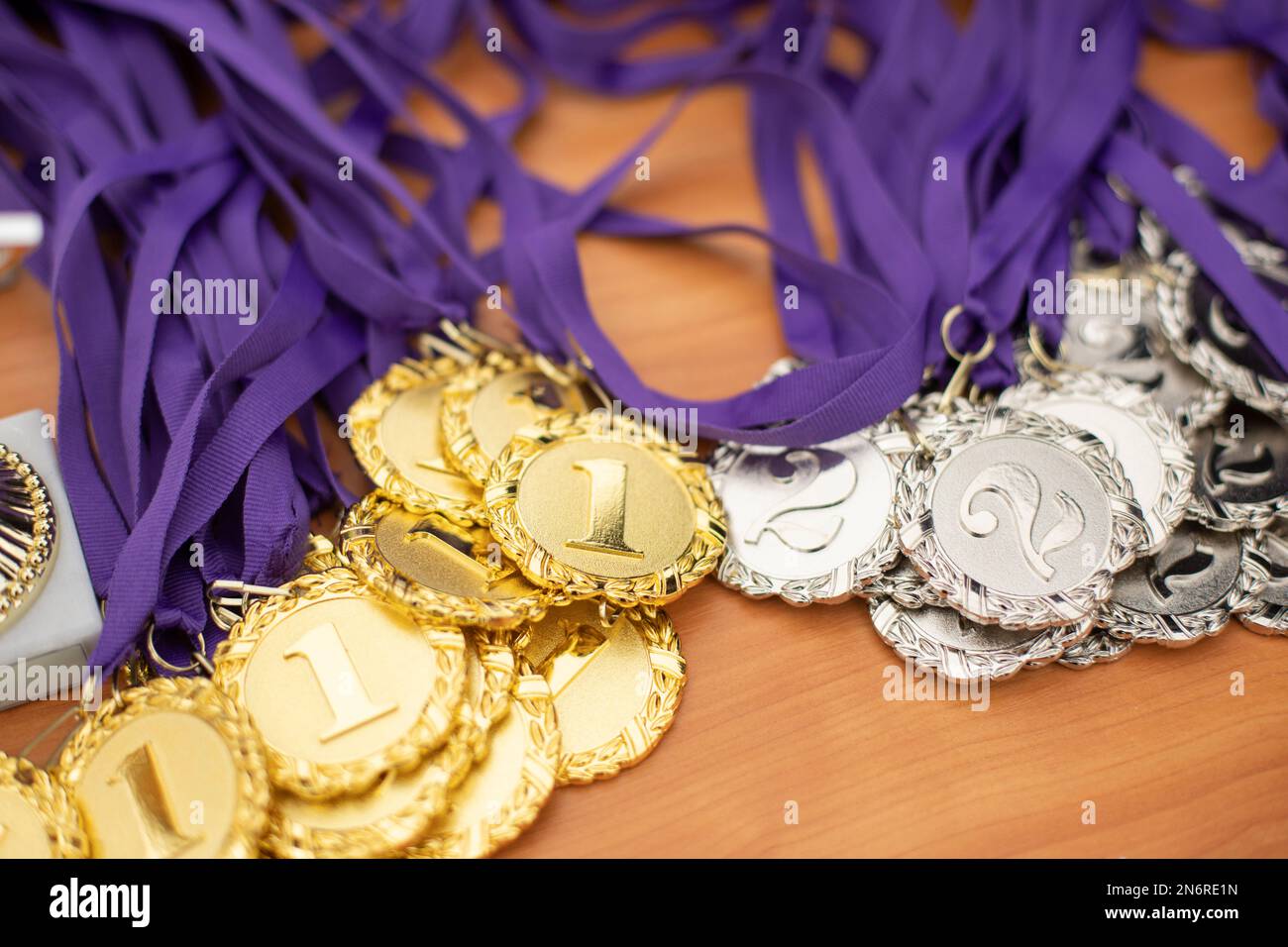 Medaillen für Sieger. Auszeichnung für sportliche Leistungen. Viele Medaillen sind auf dem Tisch. Stockfoto