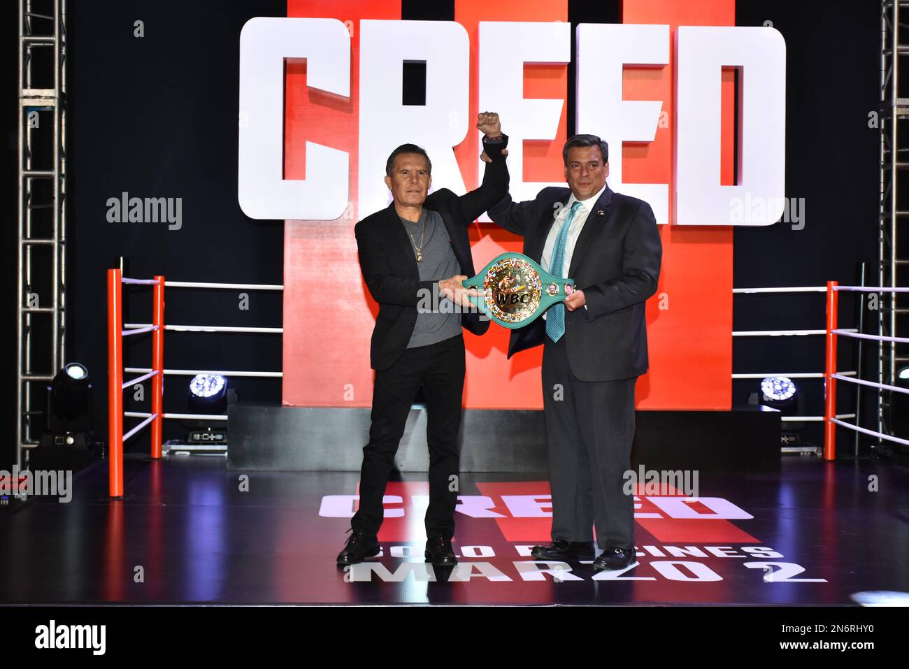 Mexiko-Stadt, Mexiko. 09. Februar 2023. 9. Februar 2023, Mexiko-Stadt, Mexiko: Ehemaliger Boxer Julio Cesar Chavez und Präsident des World Boxing Council, Mauricio Sulaimán Saldivar, nehmen an der Creed III Red Carpet Film Premier an der Cinepolis Plaza Universidad Teil. Am 9. Februar 2023 in Mexico City, Mexiko. (Foto: Carlos Tischler/Eyepix Group) (Foto: Eyepix/Sipa USA) Guthaben: SIPA USA/Alamy Live News Stockfoto