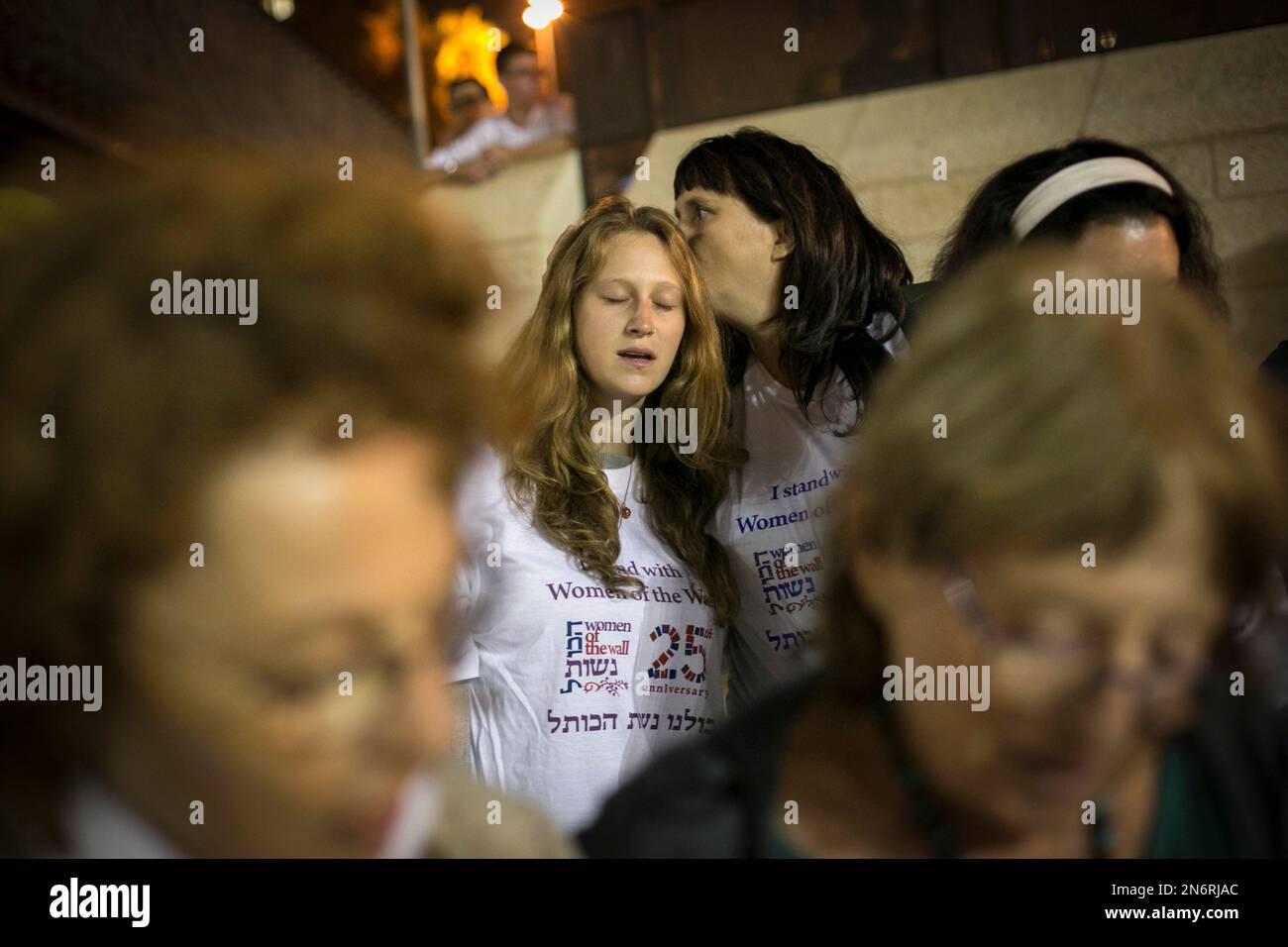 Israeli women of the Women of the Wall organization participate in a Selichot, Hebrew for forgiveness, prayer ahead of the Jewish holiday of Yom Kippur, the Day of Atonement, at the Western Wall, the holiest site where Jews can pray in Jerusalem's old city, Sunday, Sept. 1, 2013. (AP Photo/Michal Fattal) ISRAEL OUT Stockfoto