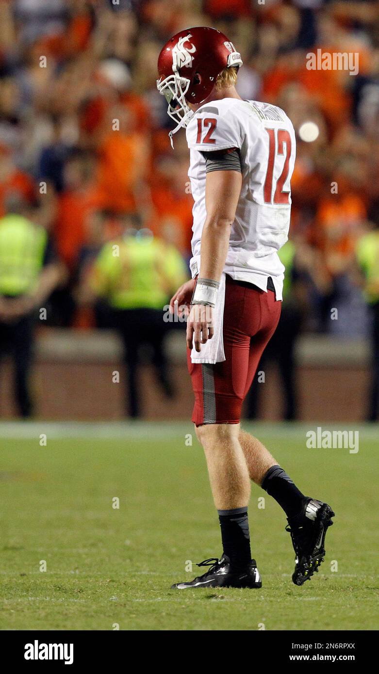 Washington State Cougars quarterback Connor Halliday (12) holds his head down as he walks off the field as Auburn takes over on downs to hold to win 31-24 during the second half of an NCAA college football game on Saturday, Aug. 31, 2013, in Auburn, Ala. (AP Photo/Butch Dill) Stockfoto