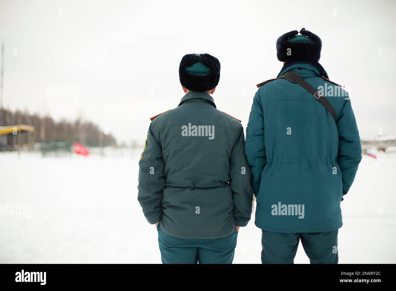 Zwei Rettungskräfte. Männer in Uniform. Warme Bademeister-Uniform in Russland. Zwei Angestellte. Stockfoto
