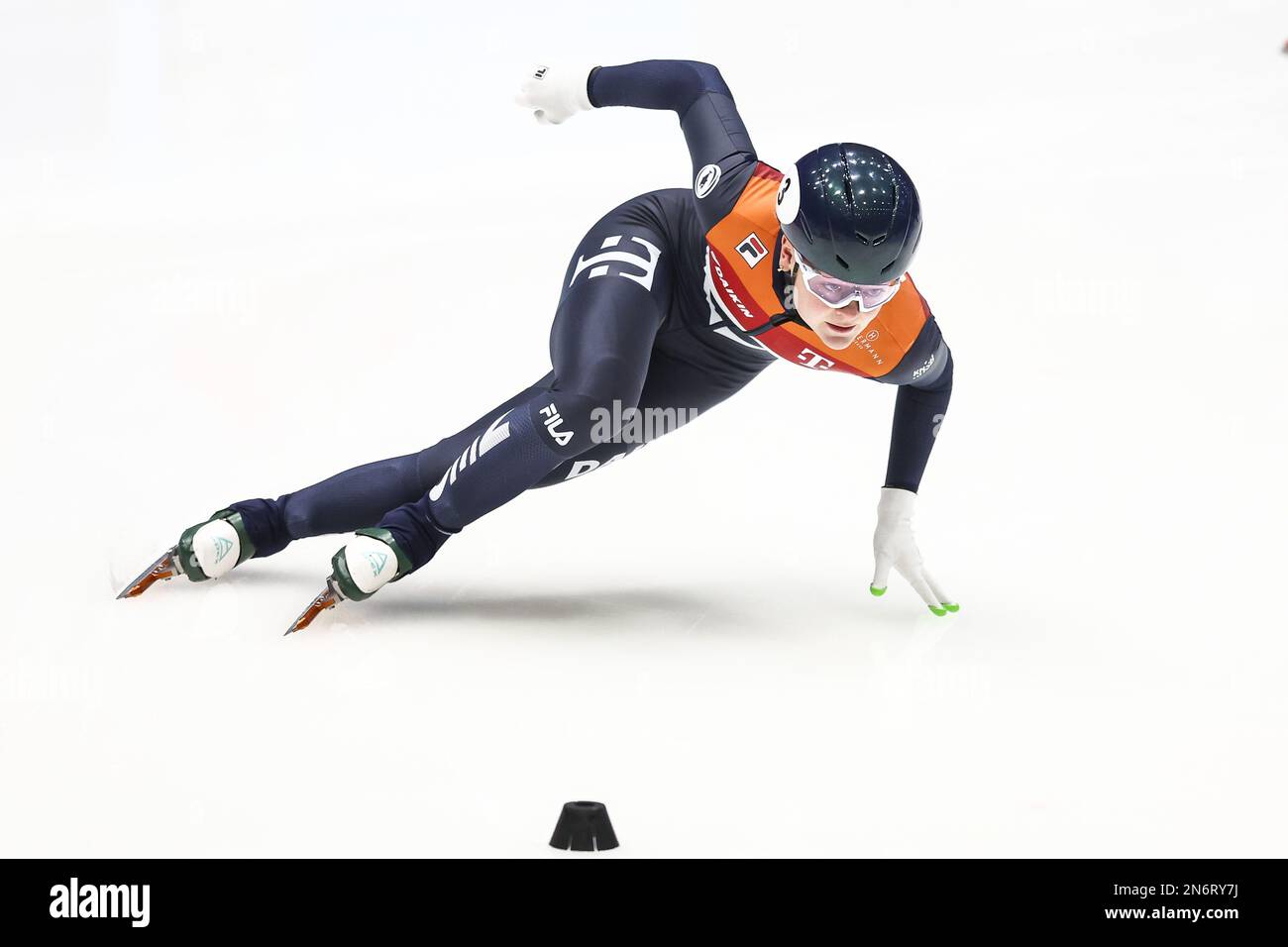 DORDRECHT - 10./02./2023., Xandra Velzeboer (NED) in Aktion auf der 2000-Meter-Relaisstation am ersten Tag der ISU-Weltmeisterschaft auf der kurzen Rennstrecke 2023. ANP VINCENT JANNINK Stockfoto