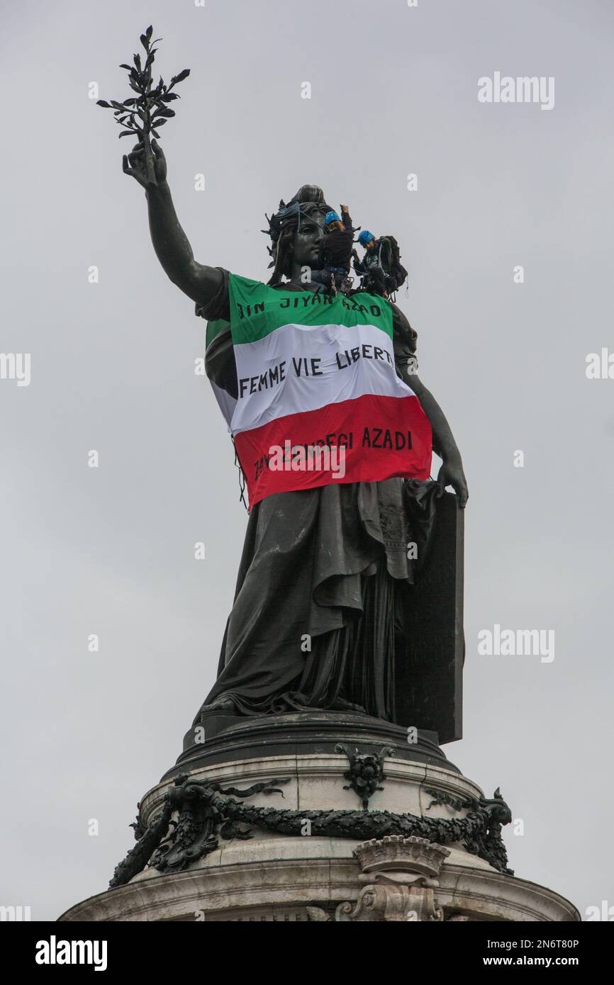 Frankreich / Paris - 10/02/2023, Michael Bunel / Le Pictorium - Aktion von Rebellienaktivisten - 10/2/2023 - Frankreich / Ile-de-France (Region) / Paris - Rebellion Extinction Aktivisten, zur Unterstützung der iranischen Demonstranten, die sich seit dem Tod von Mascha Amini am 16. September gegen die Regierung stellen, 2022, eine iranische Flagge auf die Statue auf dem Platz der Republik setzen. Die Aktion findet am 50. Jahrestag der iranischen Revolution statt, die das Mullahs-Regime an die Macht brachte. 10. Februar 2023 Paris, Frankreich. Stockfoto