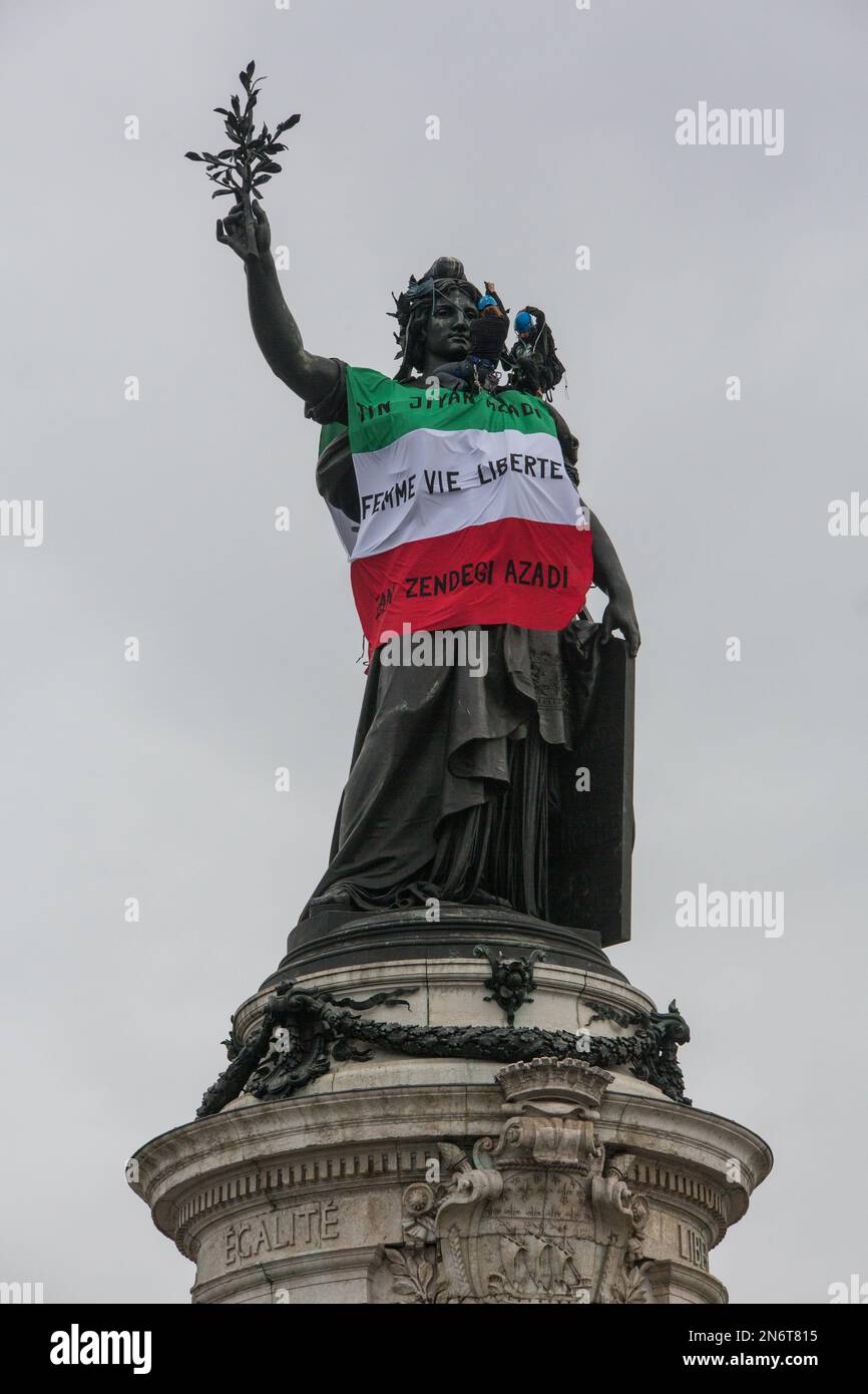 Frankreich / Paris - 10/02/2023, Michael Bunel / Le Pictorium - Aktion von Rebellienaktivisten - 10/2/2023 - Frankreich / Ile-de-France (Region) / Paris - Rebellion Extinction Aktivisten, zur Unterstützung der iranischen Demonstranten, die sich seit dem Tod von Mascha Amini am 16. September gegen die Regierung stellen, 2022, eine iranische Flagge auf die Statue auf dem Platz der Republik setzen. Die Aktion findet am 50. Jahrestag der iranischen Revolution statt, die das Mullahs-Regime an die Macht brachte. 10. Februar 2023 Paris, Frankreich. Stockfoto
