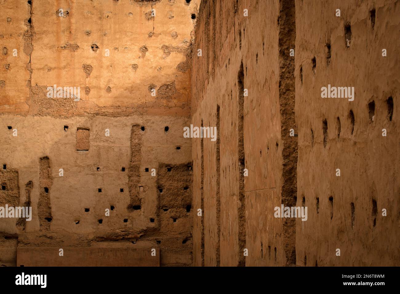 Die felsige Architektur von Marrakesch, Marokko, ist ein Zeugnis des reichen kulturellen Erbes und der künstlerischen Exzellenz der Stadt. Stockfoto