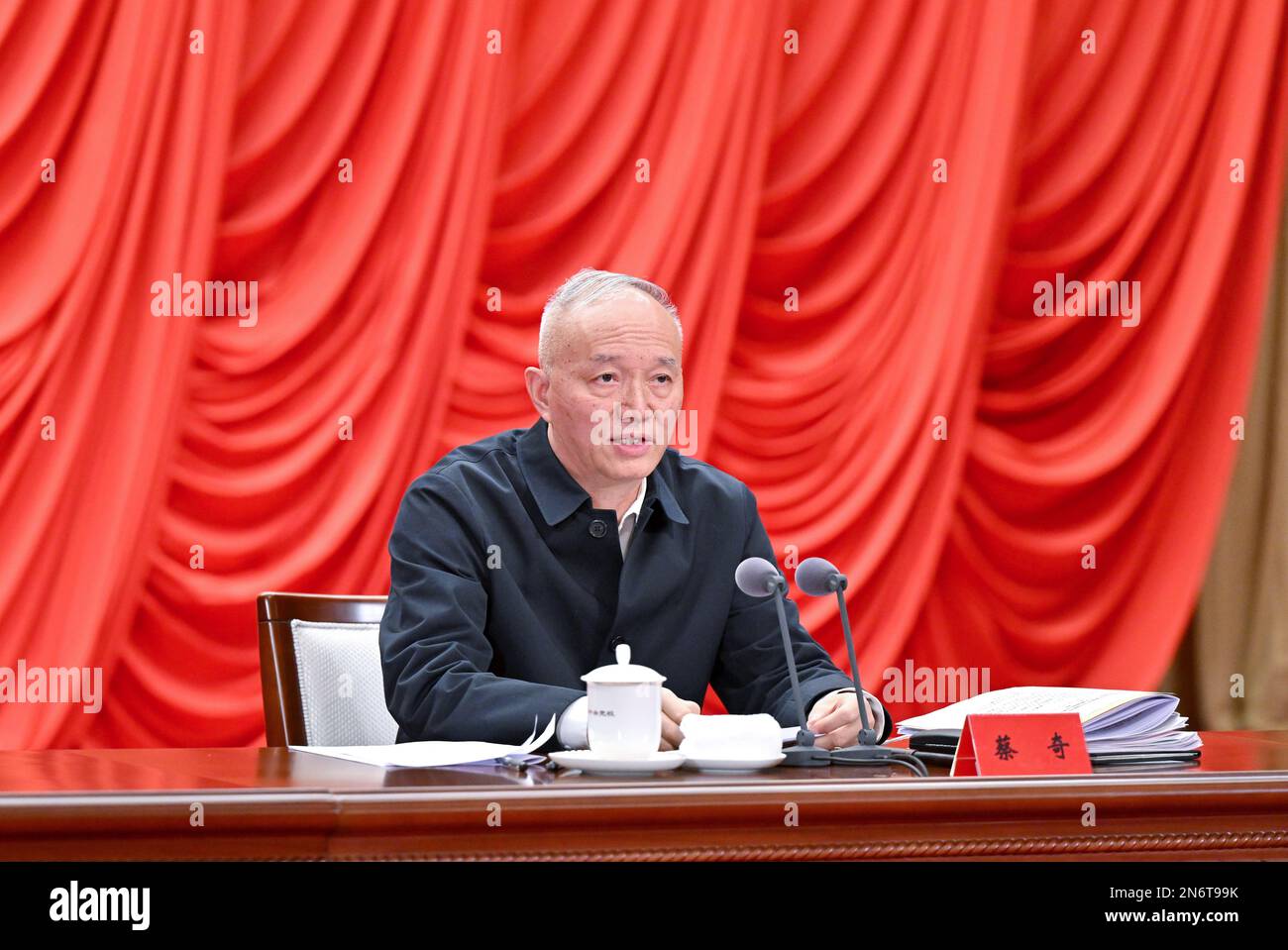 (230210) -- PEKING, 10. Februar 2023 (Xinhua) -- Cai Qi, Mitglied des Ständigen Ausschusses des Politischen Büros des Zentralkomitees der Kommunistischen Partei Chinas (CPC) und Mitglied des Sekretariats des CPC-Zentralkomitees, Spricht am 10. Februar 2023 zum Abschluss einer Studiensitzung in der Parteischule des Zentralkomitees der Partei (National Academy of Governance). An der Sitzung, die am Dienstag begann, nahmen neu gewählte Mitglieder und stellvertretende Mitglieder des CPC-Zentralkomitees sowie wichtige Beamte auf Provinz- und Ministerebene Teil. (Xinhua/Yue Yuewei) Stockfoto (230210) -- PEKING, 10. Februar 2023 (Xinhua) -- Cai Qi, Mitglied des Ständigen Ausschusses des Politischen Büros des Zentralkomitees der Kommunistischen Partei Chinas (CPC) und Mitglied des Sekretariats des CPC-Zentralkomitees, Spricht am 10. Februar 2023 zum Abschluss einer Studiensitzung in der Parteischule des Zentralkomitees der Partei (National Academy of Governance). An der Sitzung, die am Dienstag begann, nahmen neu gewählte Mitglieder und stellvertretende Mitglieder des CPC-Zentralkomitees sowie wichtige Beamte auf Provinz- und Ministerebene Teil. (Xinhua/Yue Yuewei) Stockfoto