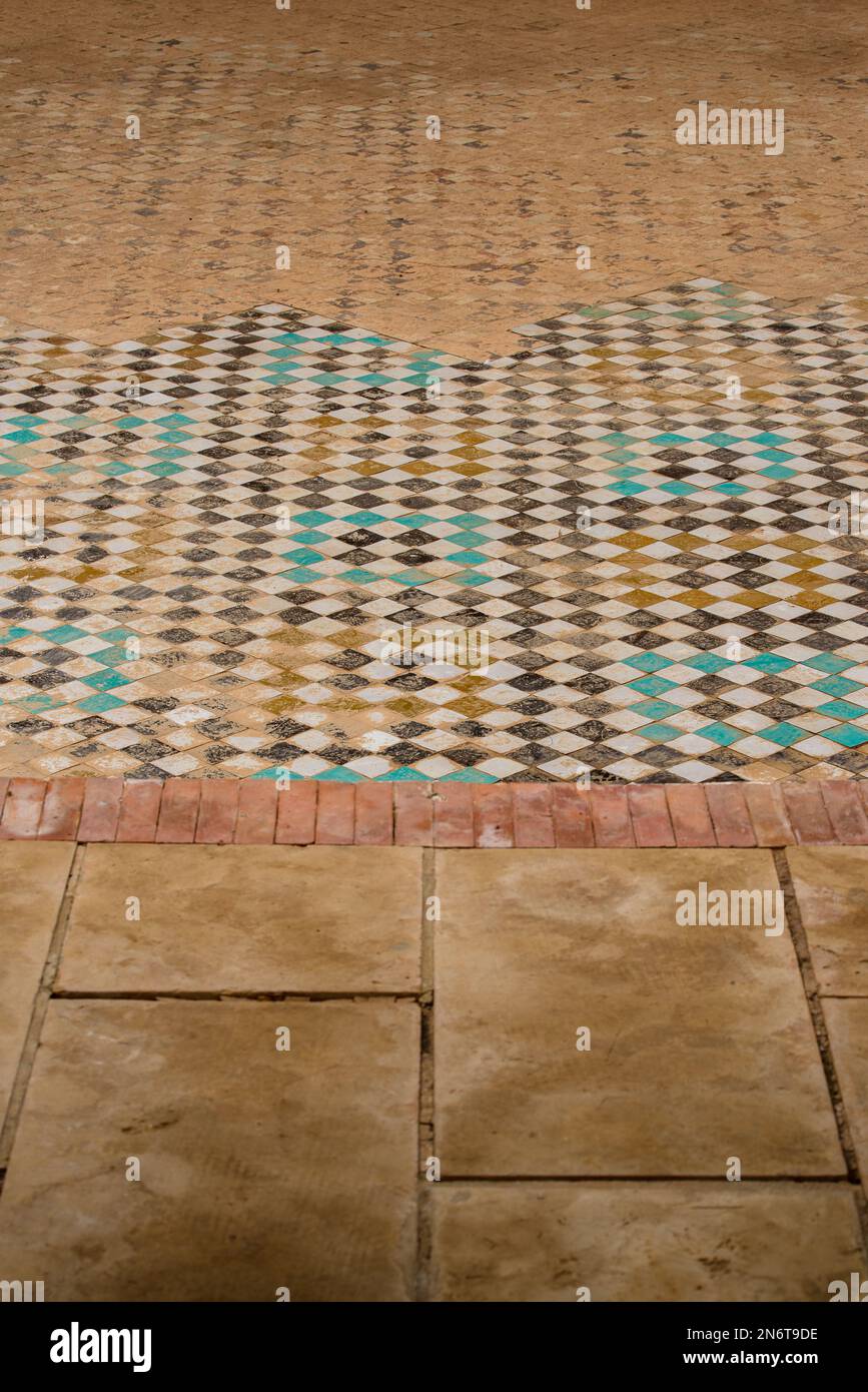 Atemberaubende Mosaikfliesen aus Marrakesch, Marokko, schaffen ein Kaleidoskop aus Farben und Mustern, das das Auge fesselt und Sie in eine andere Welt bringt Stockfoto