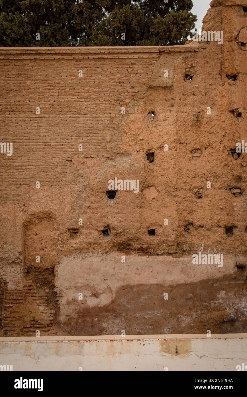 Die felsige Architektur von Marrakesch, Marokko, ist ein Zeugnis des reichen kulturellen Erbes und der künstlerischen Exzellenz der Stadt. Stockfoto