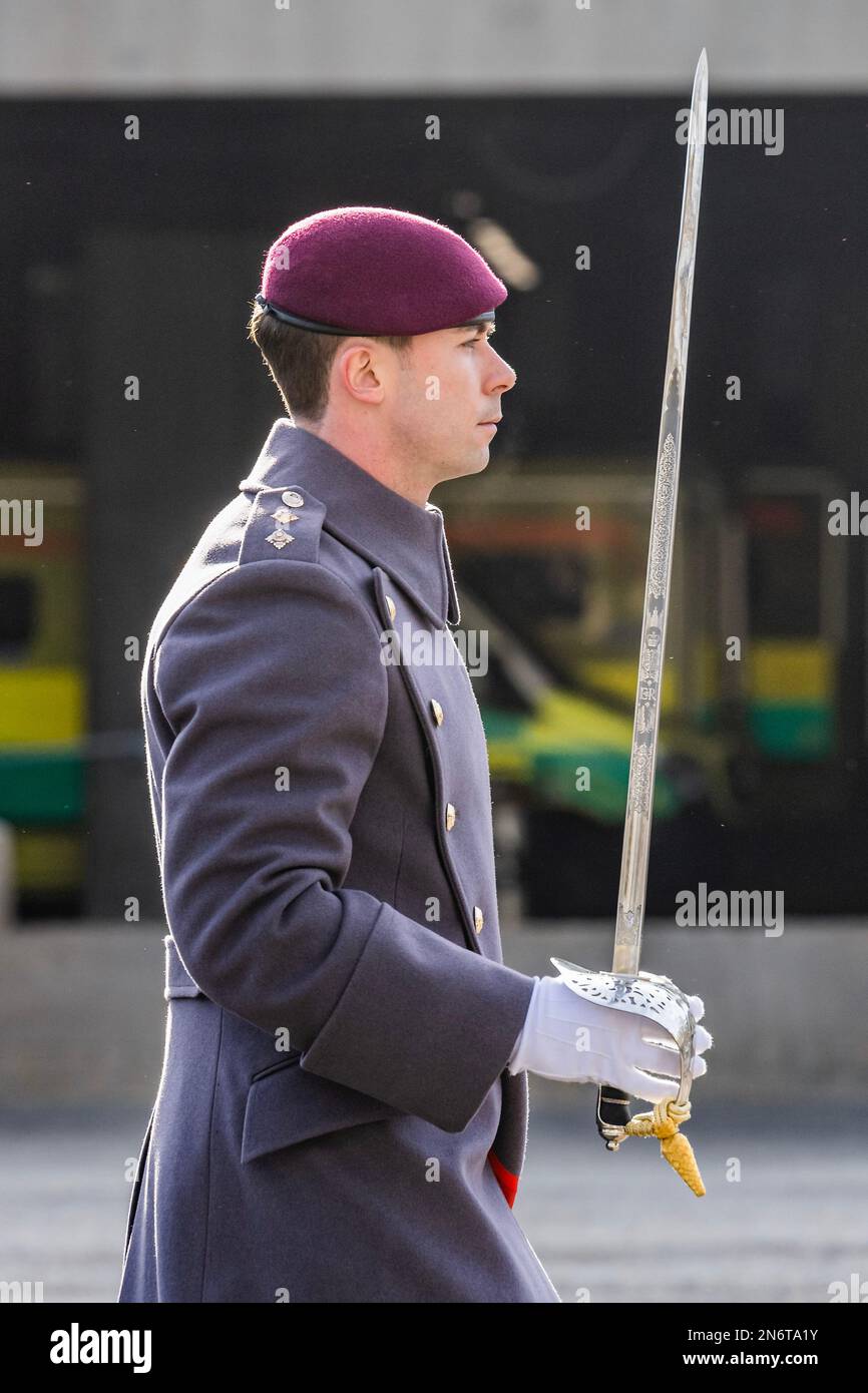 London, Großbritannien. 10. Februar 2023. Das Leben geht in Wellington Baracke weiter, während Wachwechsel (durch das Fallschirmtechniker-Regiment) weitergeht, während Krankenwagen sich auf Notrufe vorbereiten und dann gehen - besetzt von einem Mitglied des Militärs und des Ambulanzdienstes. Das Ergebnis des jüngsten Unison-Streiks um die Bezahlung angesichts der Krise der Lebenshaltungskosten. Kredit: Guy Bell/Alamy Live News Stockfoto