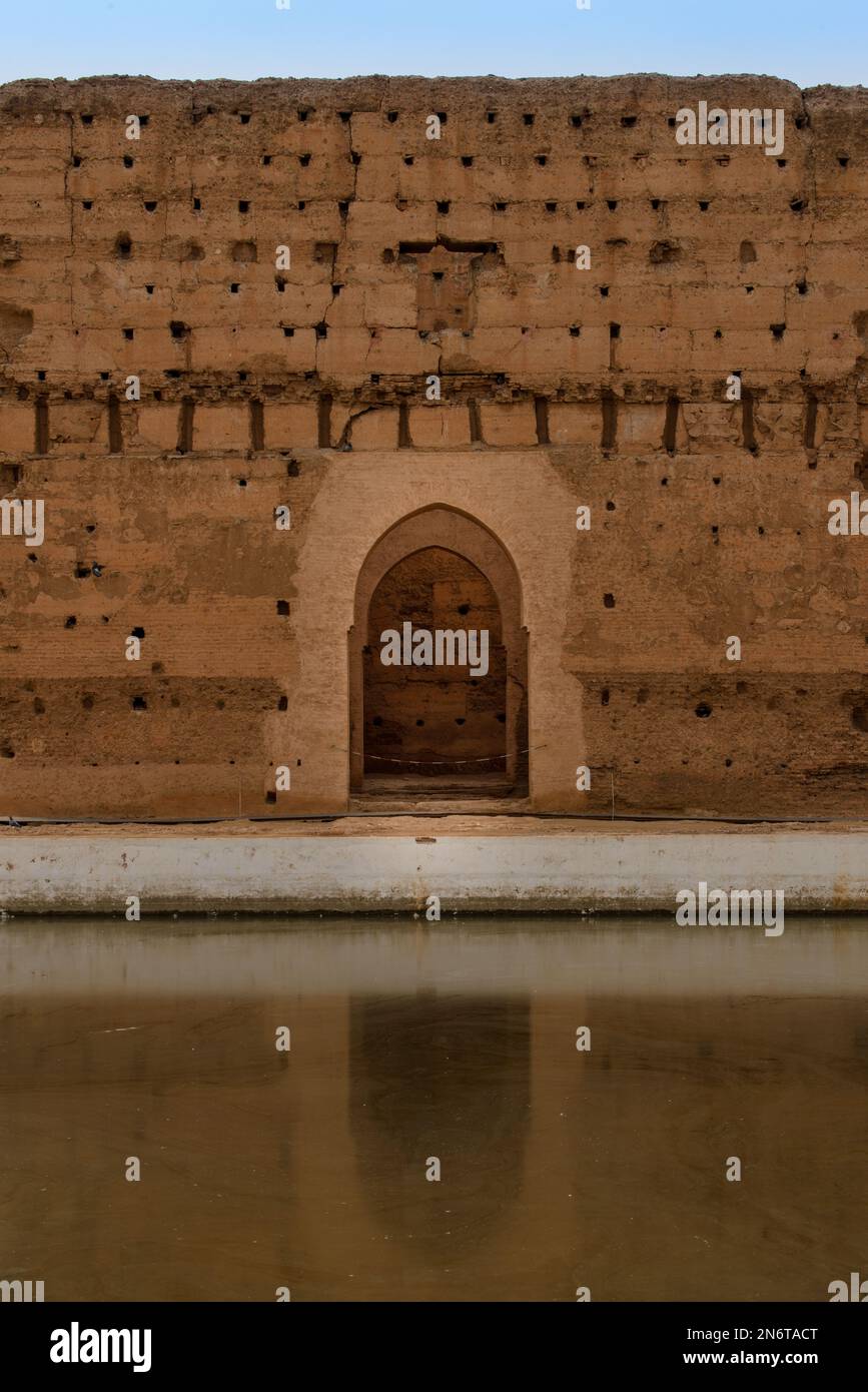 Die felsige Architektur von Marrakesch, Marokko, ist ein Zeugnis des reichen kulturellen Erbes und der künstlerischen Exzellenz der Stadt. Stockfoto