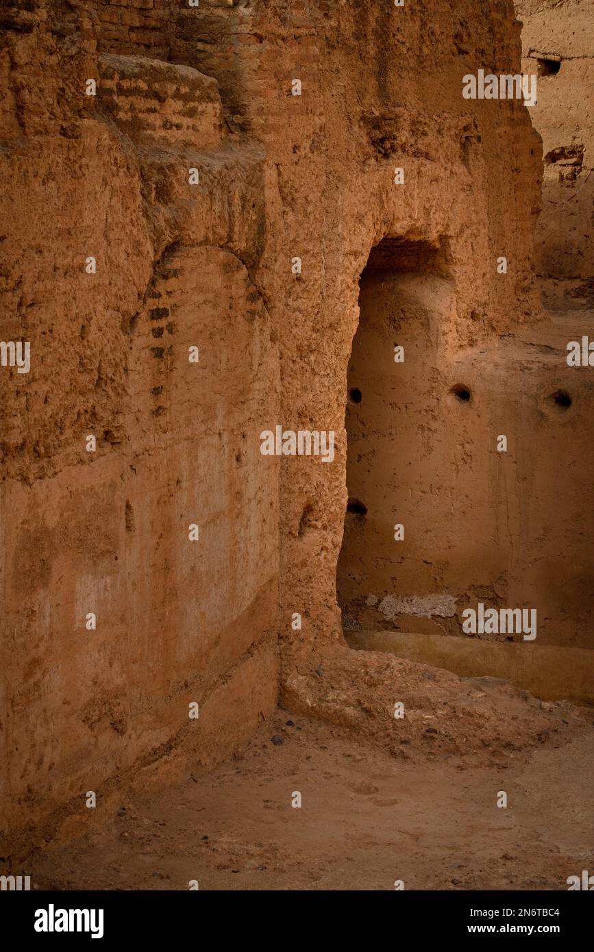 Die felsige Architektur von Marrakesch, Marokko, ist ein Zeugnis des reichen kulturellen Erbes und der künstlerischen Exzellenz der Stadt. Stockfoto