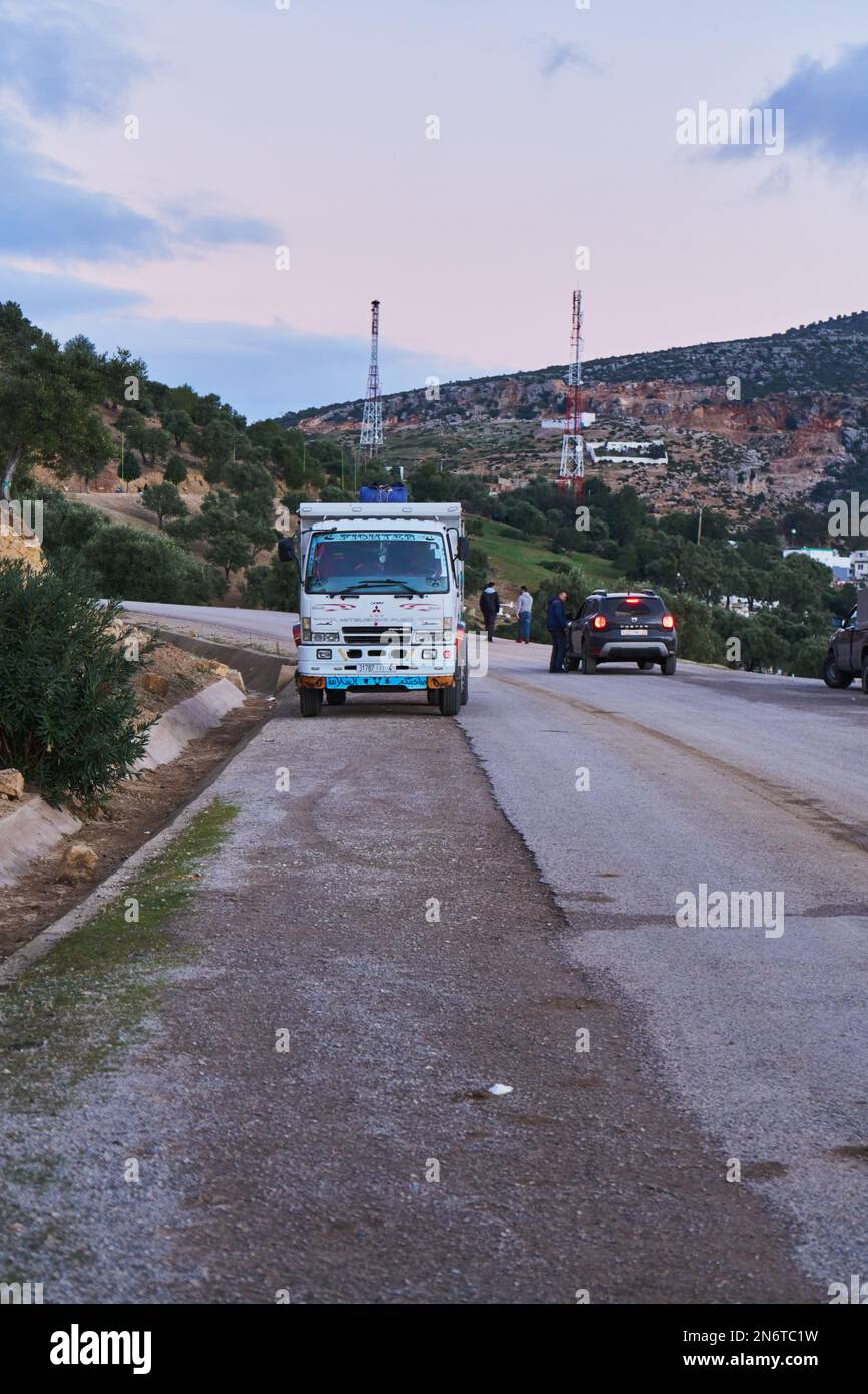 LKW und Auto auf einer Bergstraße geparkt Stockfoto