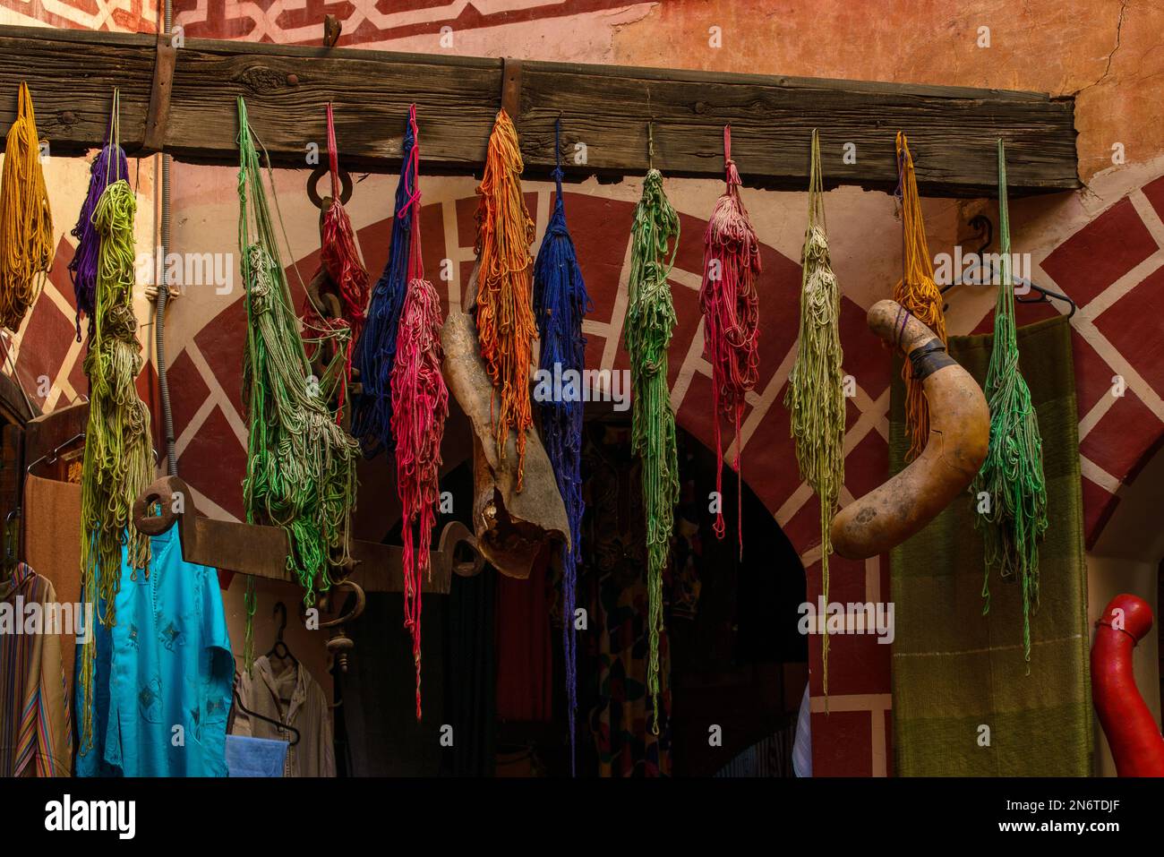 Die trockenen, farbenfrohen Taschentücher in den Straßen von Marrakesch, Marokko, schaffen eine lebendige und lebendige Szene. Ihre leuchtenden Farbtöne, von tiefem Blau bis zu feurigen Rottönen Stockfoto