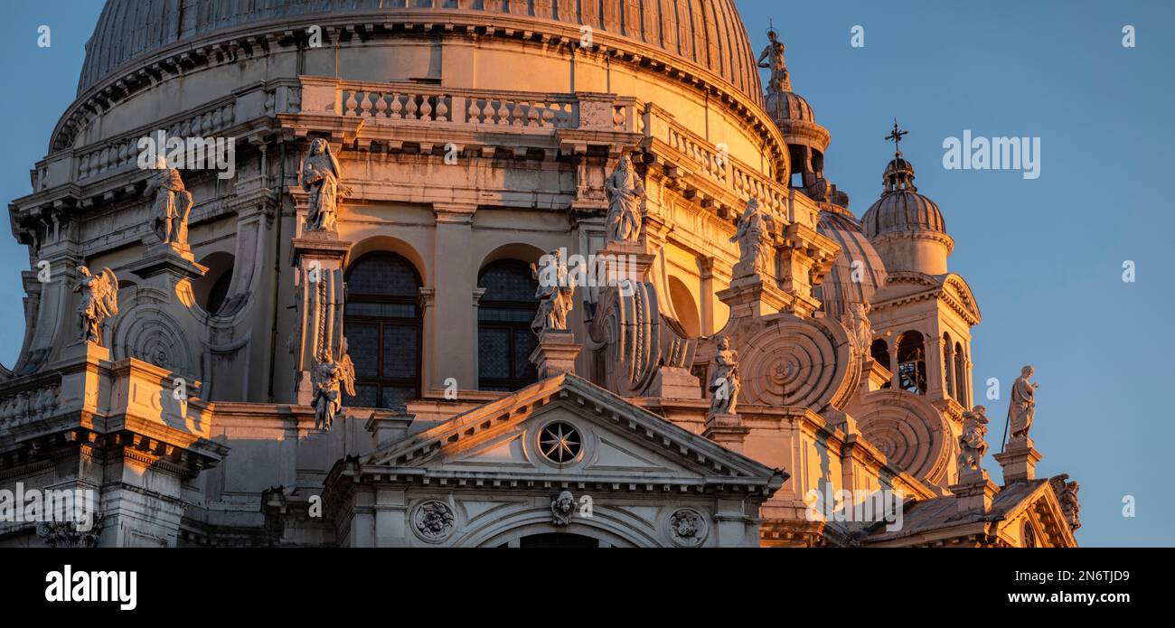 Kuppeln und Turm von Santa Maria della Salute, Venedig, Italien. Stockfoto