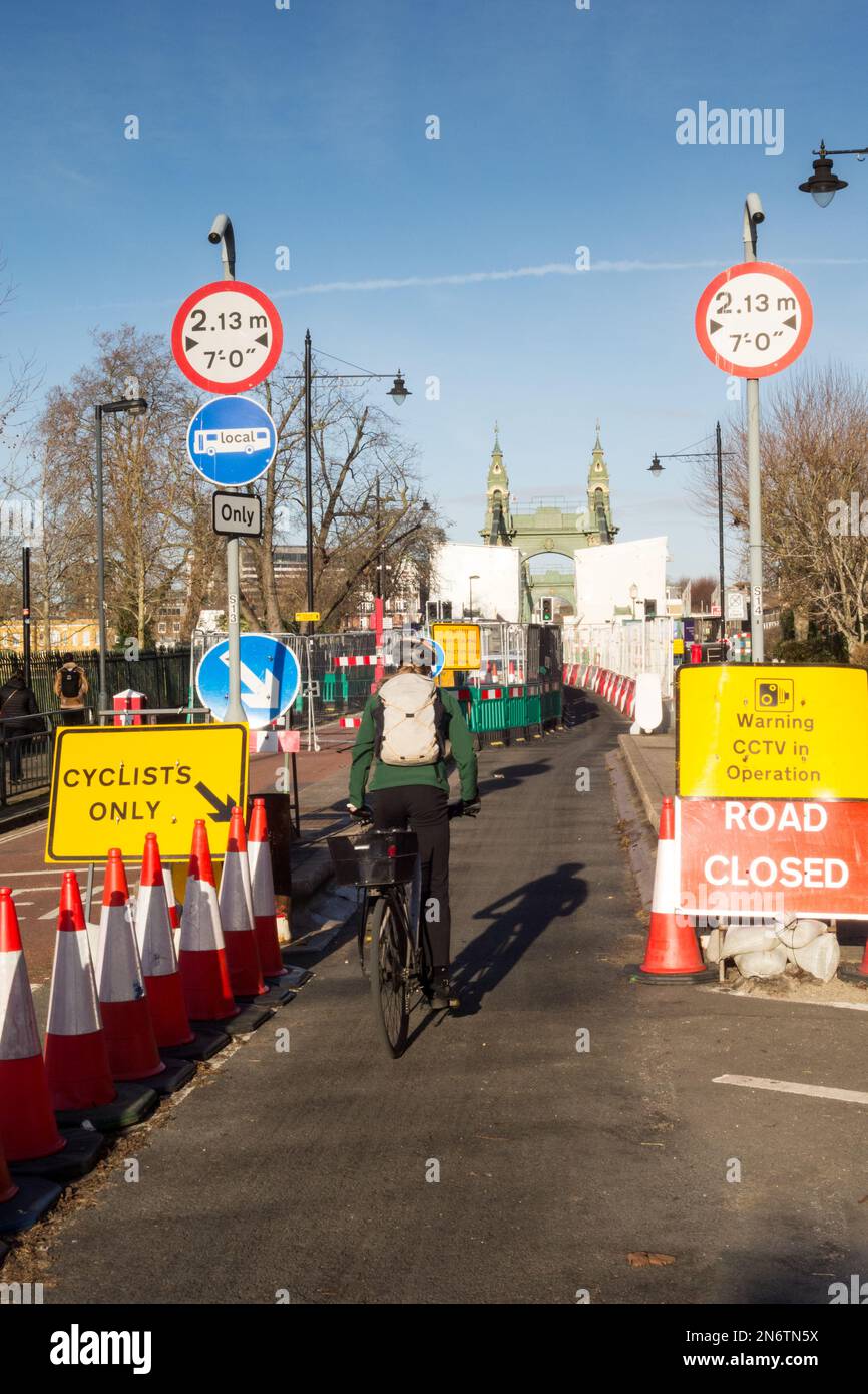 Der Anflug auf eine stark geschlossene Hammersmith Bridge in Barnes Südwest London, England, Großbritannien Stockfoto