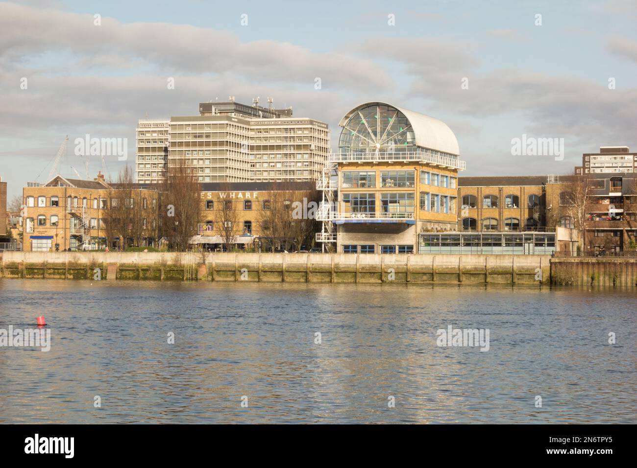 The Re: Centre Cafe Building and Charing Cross Hospital in Hammersmith, Südwest London, England, Großbritannien Stockfoto
