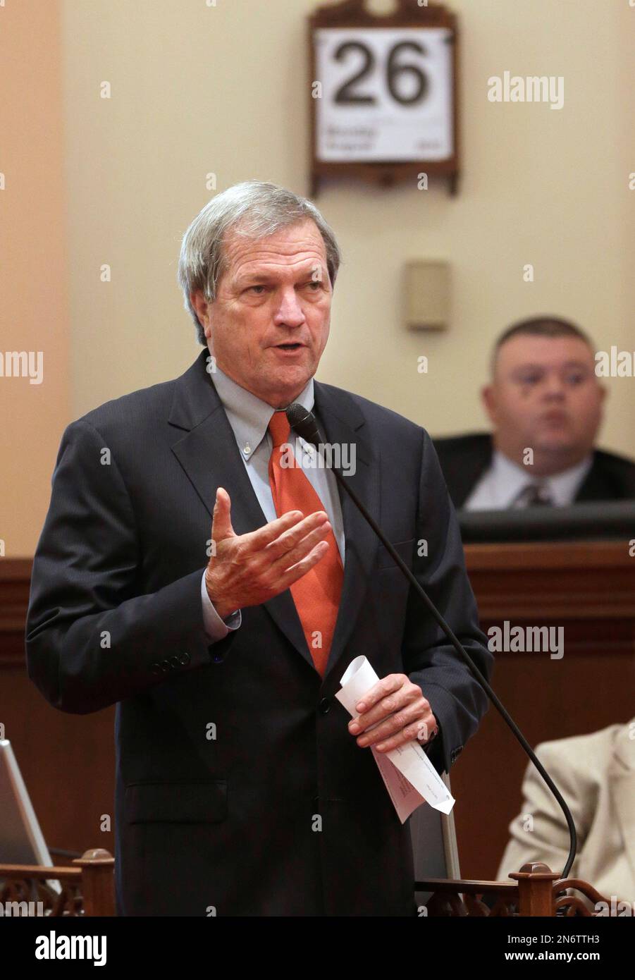 State Sen. Mark DeSaulnier, D-Concord urged lawmakers to approve a measure he was carrying that would require drivers to stay t least three feet away from bicyclists when they are passing in the same direction, at the Capitol in Sacramento, Calif., Monday, Aug. 26, 2013. AB1371 by Assemblyman Steven Bradford, D-Gardena, was approved by a 31-7 vote and sent back to the Assembly for a final vote. (AP Photo/Rich Pedroncelli) Stockfoto