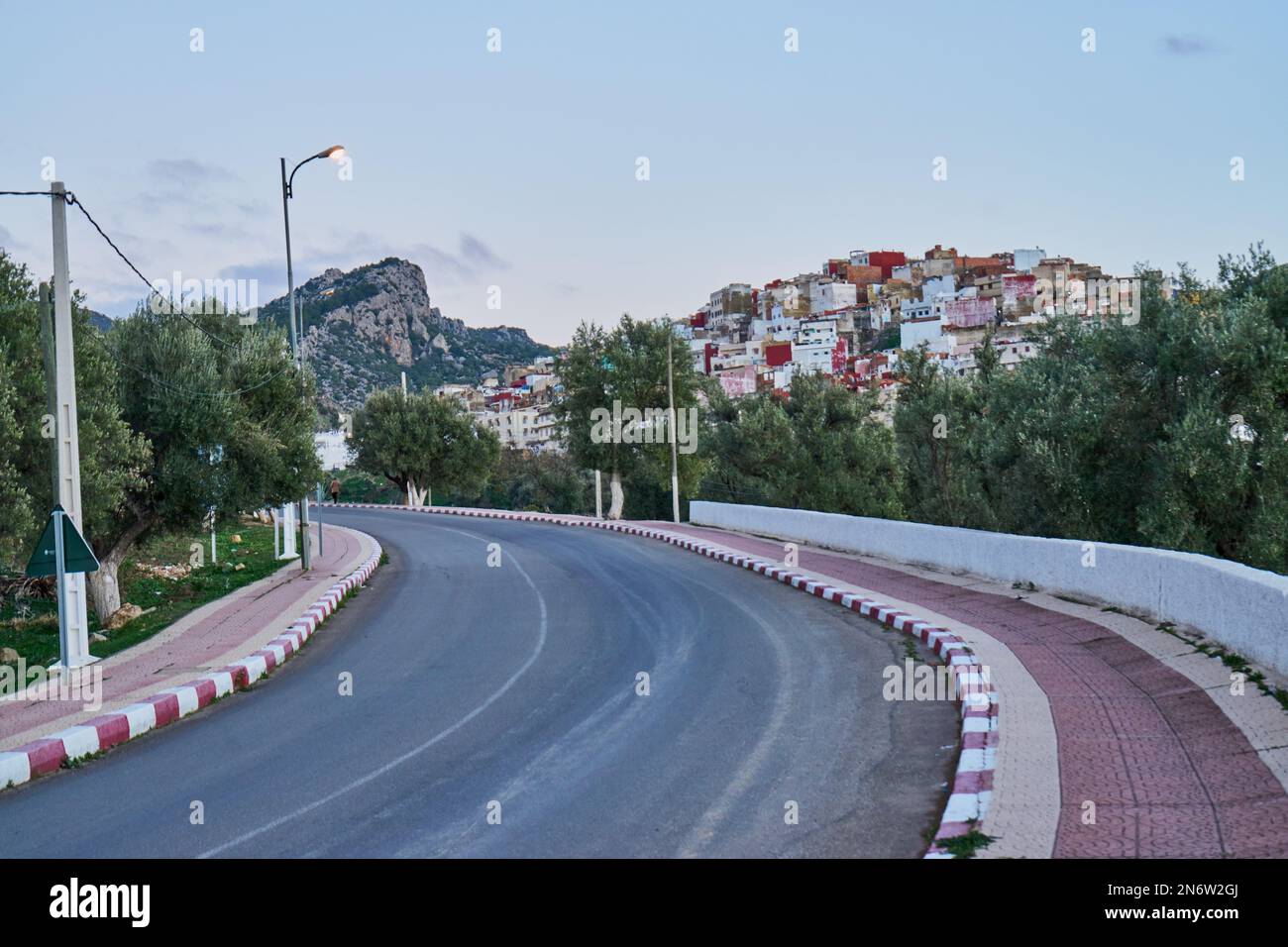 Asphaltstraße zu einer alten marokkanischen Bergstadt Stockfoto