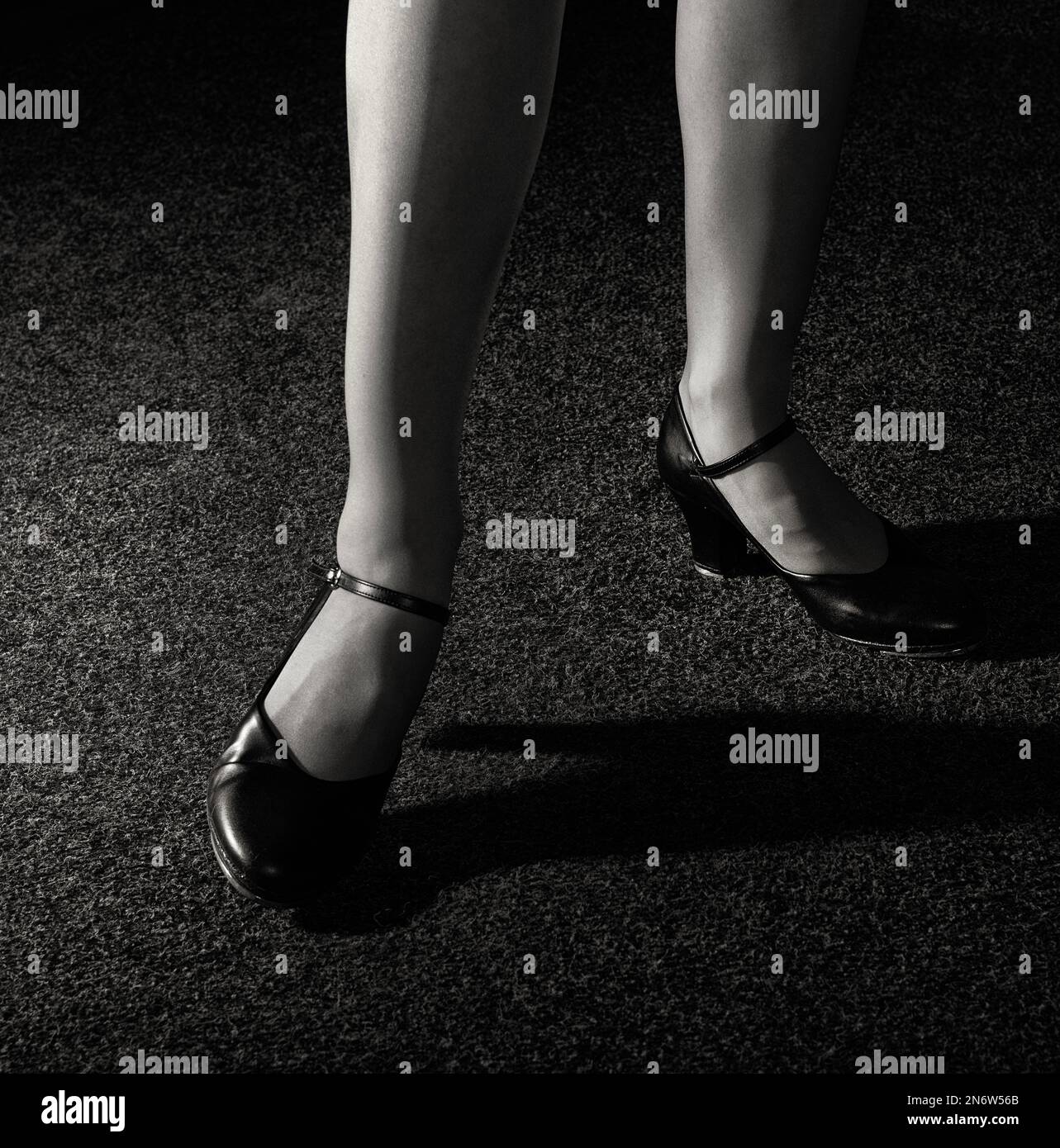 Künstlerisch Tap Tänzer Beine tanzen Tap, Beine Fragment Close-up Croped Version, altmodisches künstlerisches Foto in Filmversion, schwarz-weiß Foto. Schönes Bein Stockfoto