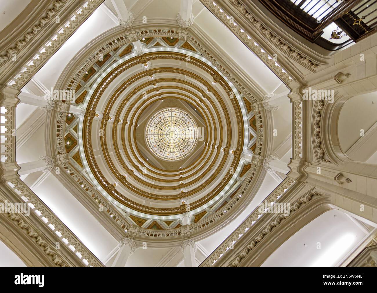 Stadtzentrum von Pittsburgh: Eine 10-stöckige Rotunde, die von einem Buntglas-Oberlicht umgeben ist, ist das Zentrum der makellosen cremeweißen Lobby des Union Trust Building. Stockfoto