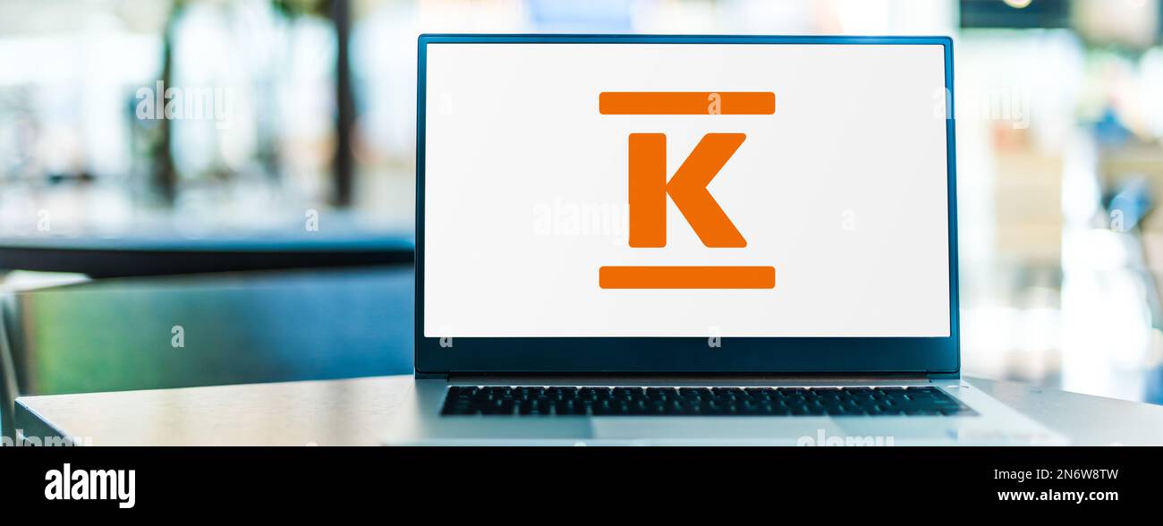 POZNAN, POL - 22. NOVEMBER 2022: Laptop-Computer mit Logo der Kesko Corporation, eines finnischen Einzelhandelskonzerns mit Hauptsitz in Kalasatama, Stockfoto