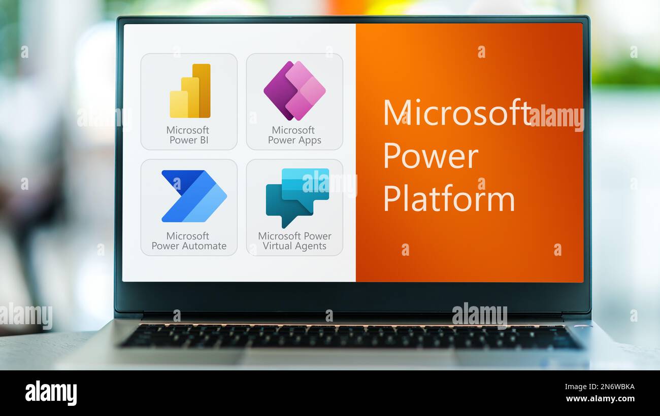 POZNAN, POL - 24. MAI 2022: Laptop-Computer mit Symbolen von Produkten der Microsoft Power Platform-Familie Stockfoto