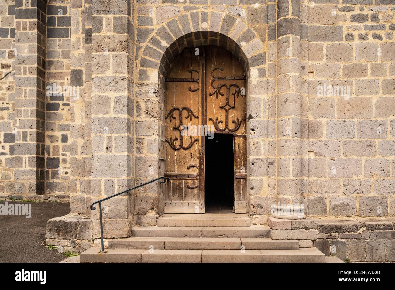 Die schmiedeeiserne Kunst am Haupteingang der Basilika Notre-Dame d'Orcival aus dem 12. Jahrhundert, ein Juwel romanischer Kunst in der Auvergne Stockfoto