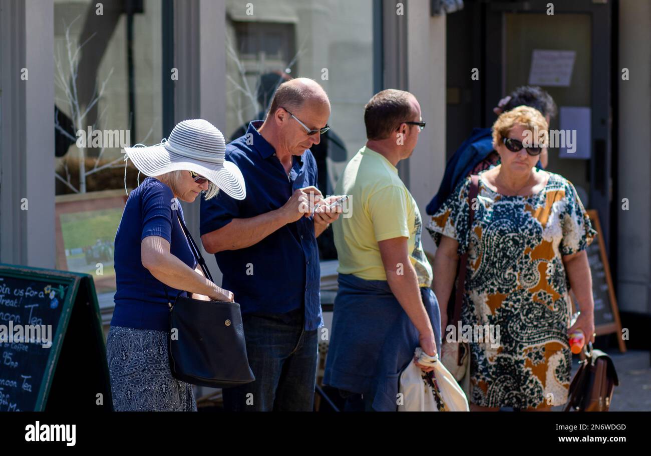 Ein kostenloser sonniger Sonntagstag in einer Marktstadt in Suffolk, an dem selbstgemachte Fahrzeuge ohne Motor bergab fahren Stockfoto