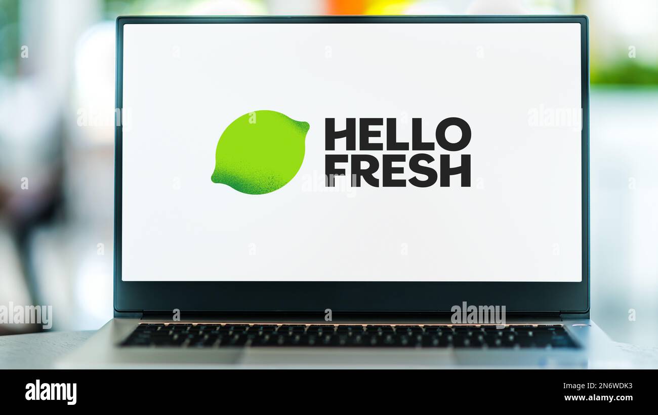 POZNAN, POL - 22. NOVEMBER 2022: Laptop-Computer mit Logo von HelloFresh, einem börsennotierten Essensset-Unternehmen mit Sitz in Berlin Stockfoto