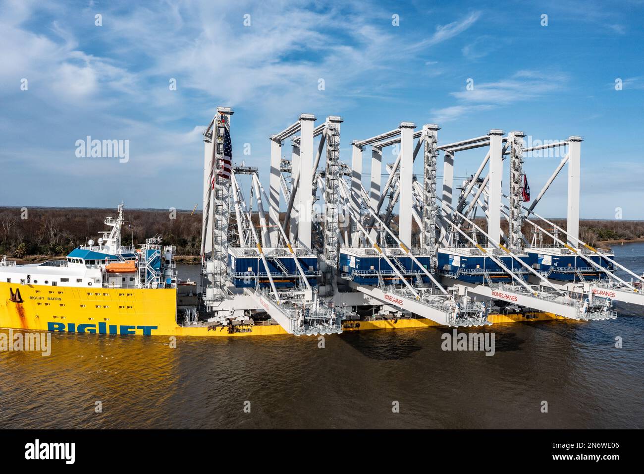 Der Hafen von Savannah erhielt am Donnerstag eine massive Lieferung: Vier hoch aufragende Schiff-zu-Land-Kräne, die auf einem Schwerlasttransporter namens BigLift Baffin geliefert wurden. Stockfoto