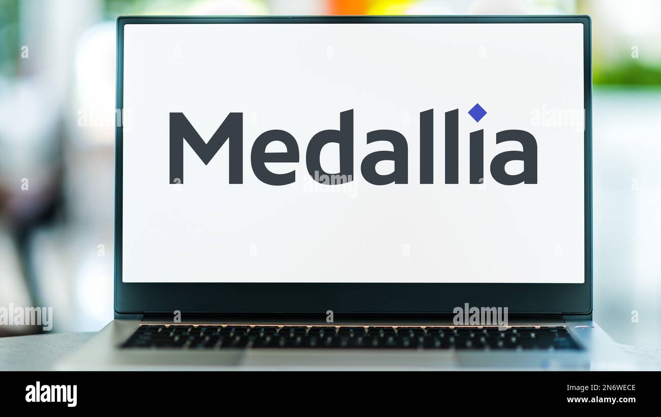 POZNAN, POL - 28. DEZEMBER 2022: Laptop mit Logo von Medallia, einem Unternehmen für Kunden- und Mitarbeitererfahrungsmanagement mit Sitz in San Francisco, Stockfoto