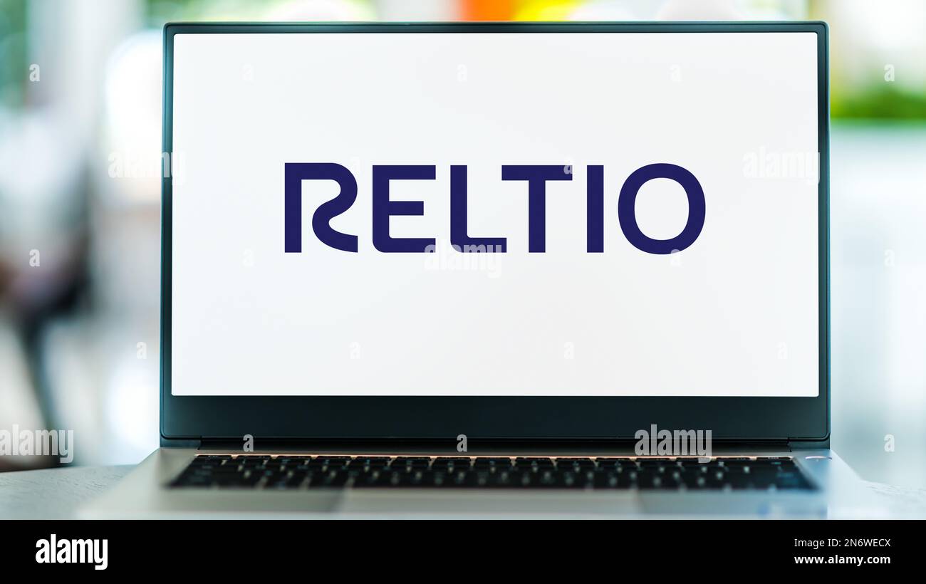POZNAN, POL - 28. DEZEMBER 2022: Laptop mit Logo von Reltio, einem Softwareentwicklungsunternehmen mit Sitz in Redwood Shores, Kalifornien, USA Stockfoto