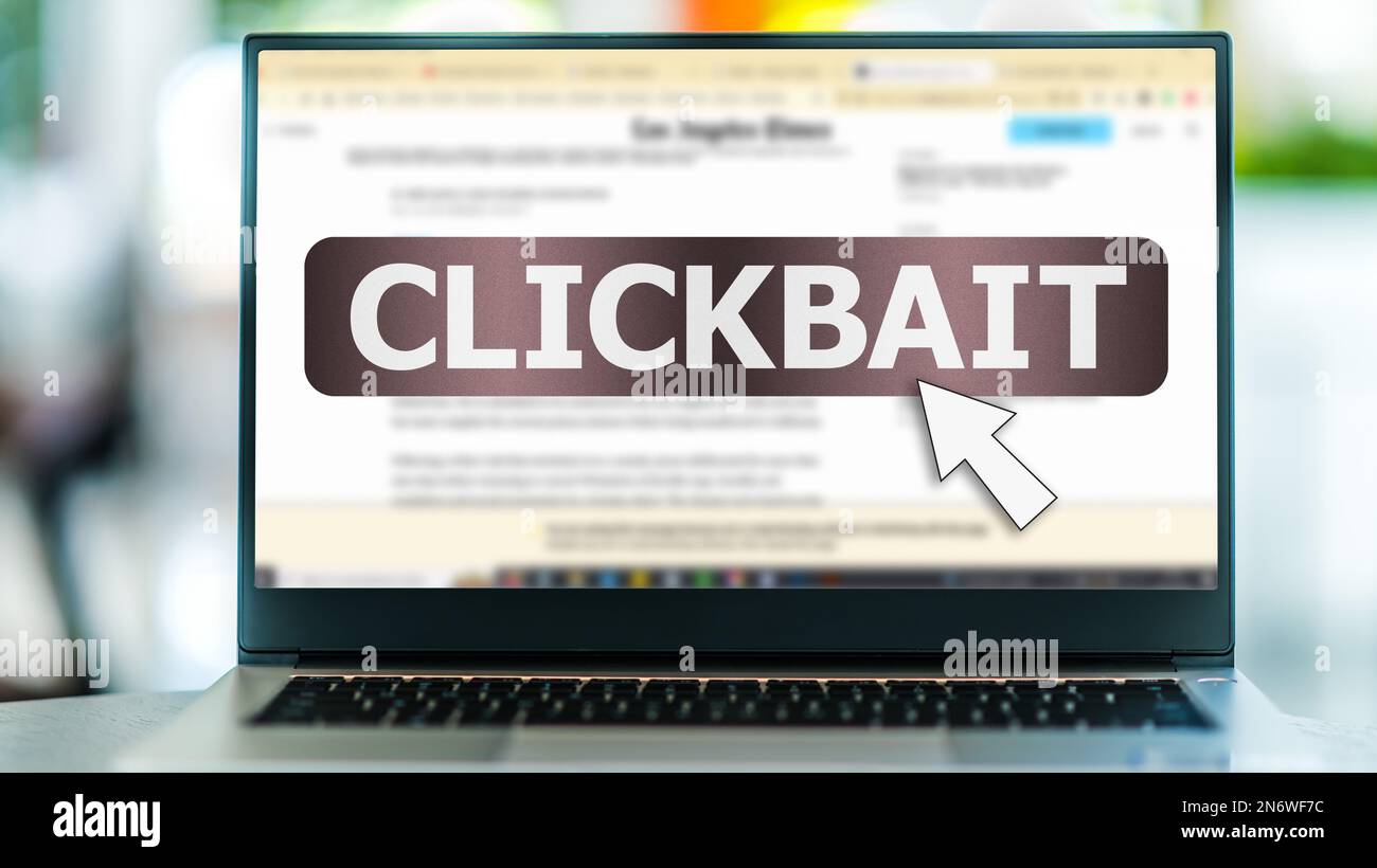 Laptop-Computer, der im Internet das Zeichen eines Clickbaits anzeigt Stockfoto