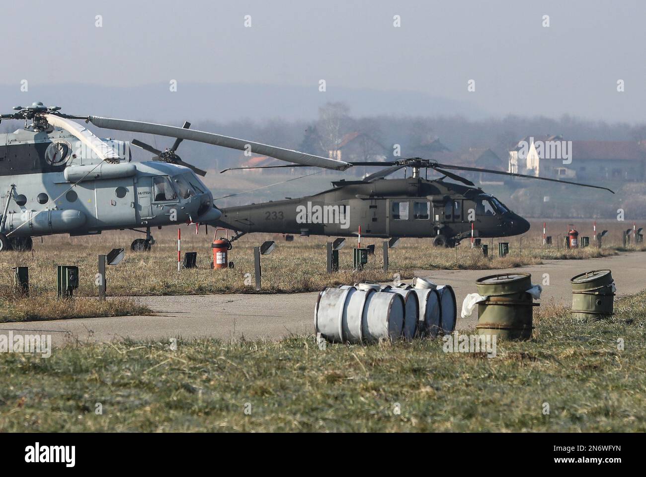 Hubschrauber bei Bauarbeiten an einem Hangar für den Hubschrauber UH-60m Black Hawk am Flughafen Lucko in Zagreb, Kroatien, am 10. Februar 2023. Foto: Robert Anic/PIXSELL Stockfoto