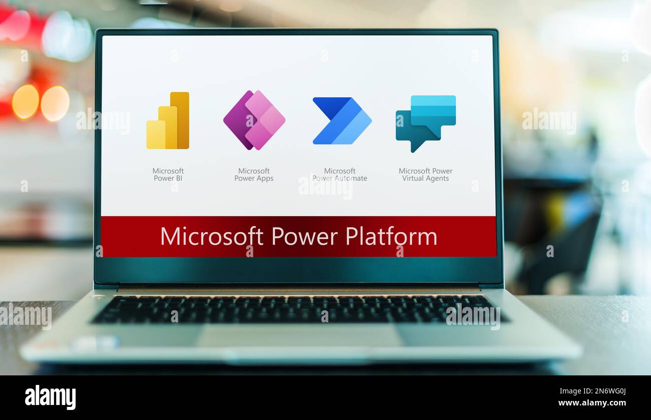 POZNAN, POL - 24. MAI 2022: Laptop-Computer mit Symbolen von Produkten der Microsoft Power Platform-Familie Stockfoto