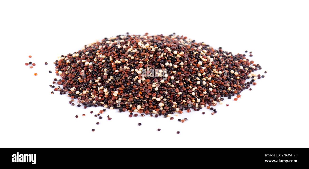 Quinoasamen auf weißem Hintergrund isoliert. Mischung aus weißem, rotem und schwarzem Quinoa Stockfoto