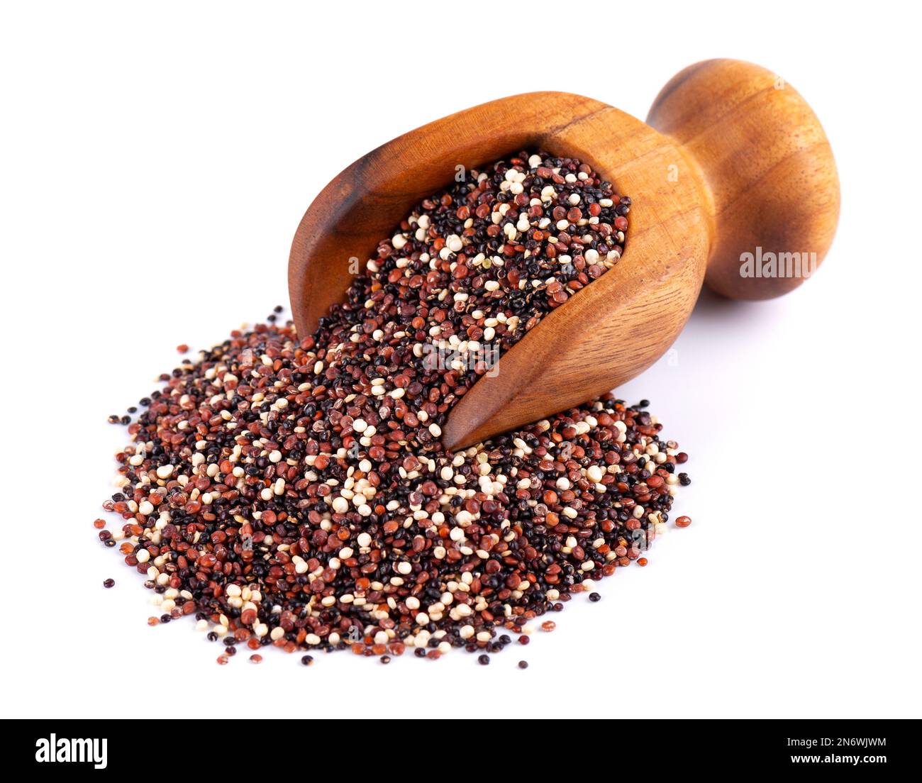 Quinoasamen in Holzschaufel, isoliert auf weißem Hintergrund. Mischung aus weißem, rotem und schwarzem Quinoa Stockfoto