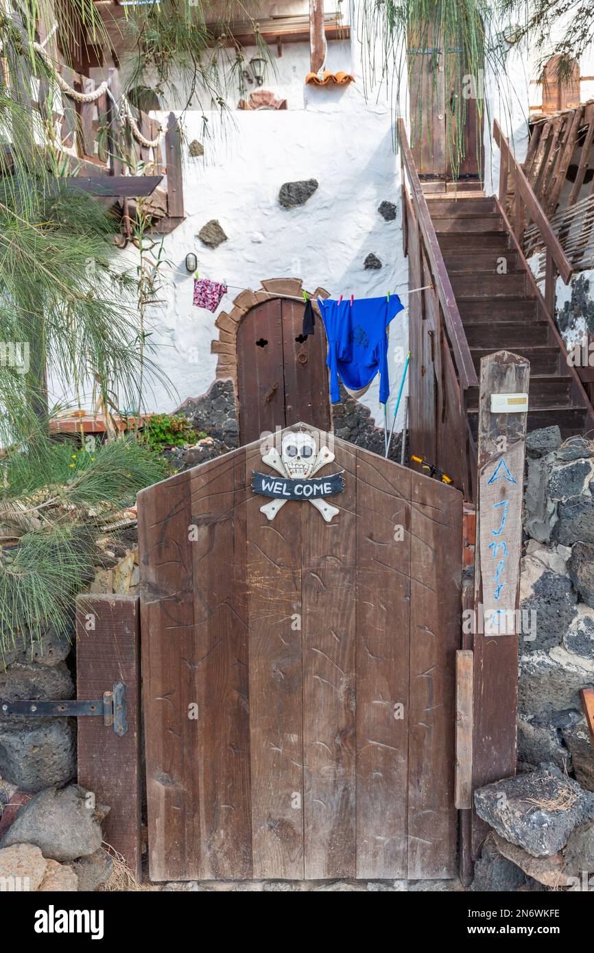 Eingangstor eines Hauses in El Cotillo in Fuerteventura, das von einem Toten begrüßt wird. Stockfoto