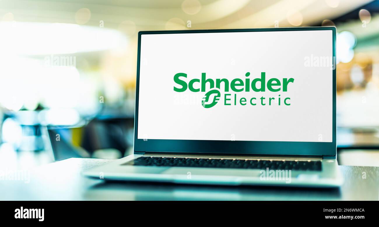 POZNAN, POL - 4. MAI 2022: Laptop-Computer mit Logo von Schneider Electric, einem französischen Unternehmen, das digitale Energie- und Automatisierungslösungen für Stockfoto
