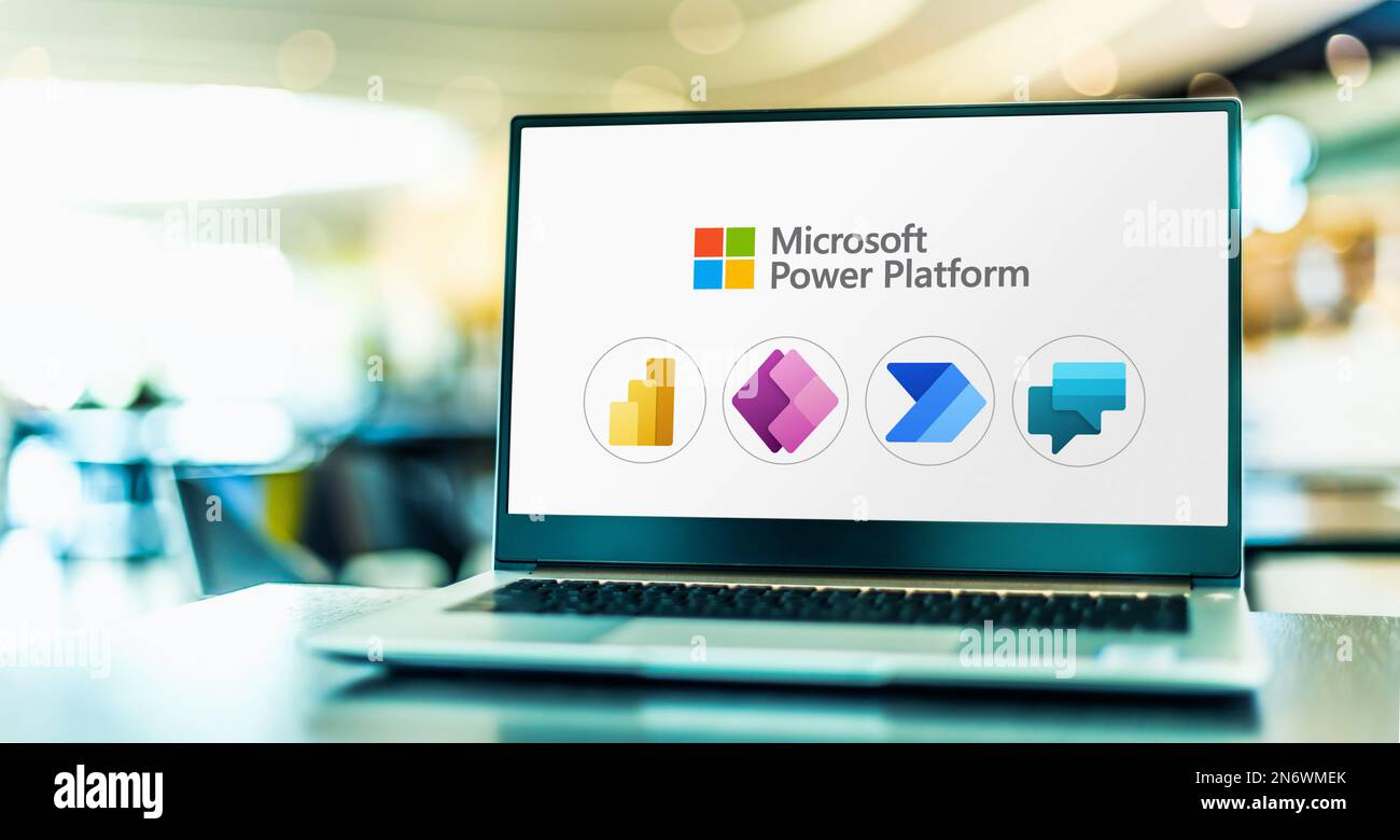 POZNAN, POL - 24. MAI 2022: Laptop-Computer mit Symbolen von Produkten der Microsoft Power Platform-Familie Stockfoto