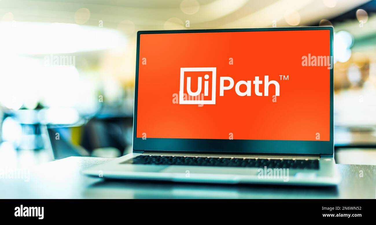 POZNAN, POL - 4. MAI 2022: Laptop-Computer mit Logo von UiPath, einem globalen Softwareunternehmen, das Automationssoftware für Roboterprozesse herstellt Stockfoto