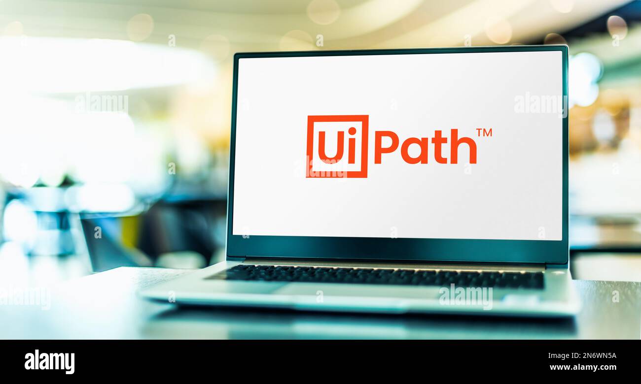 POZNAN, POL - 4. MAI 2022: Laptop-Computer mit Logo von UiPath, einem globalen Softwareunternehmen, das Automationssoftware für Roboterprozesse herstellt Stockfoto